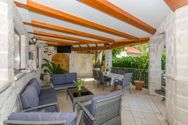 exterier-terassa-pool-01-1500x1000AB347C5F-BD58-CEE0-62FA-4043F475B917.jpg