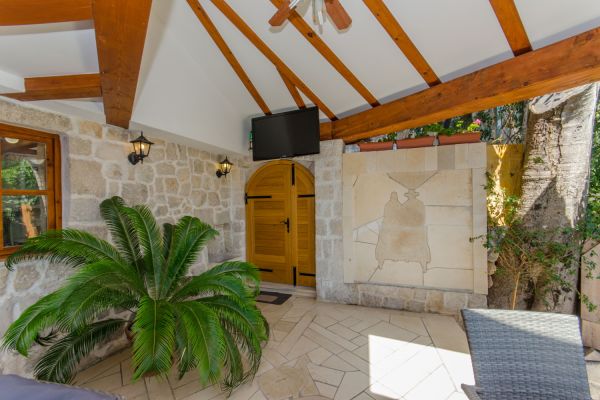 exterier-terassa-pool-04-1500x10001AC5C38B-6EA5-D61E-2273-772D95D9BD46.jpg