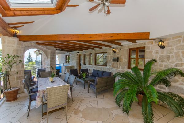 exterier-terassa-pool-07-1500x100011077DAA-9B30-CA6E-190A-AA8029B685FD.jpg